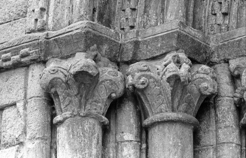 San Pedro de Portomarín, west portal, outer left foliate capitals
