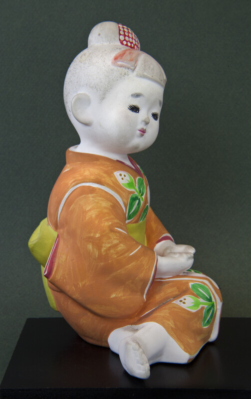 Japan Ceramic Girl in Seated Pose Wearing a Kimono (Profile View)